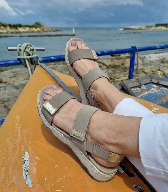 Sandalias cómodas mujer Leyland horma ancha con velcro color topo