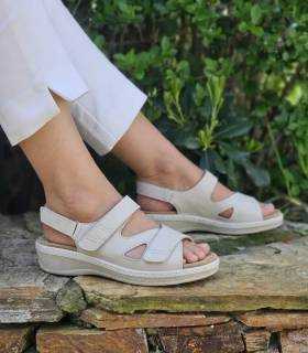 Sandalias horma ancha mujer Suave by Leyland piel beige cómodas puestas