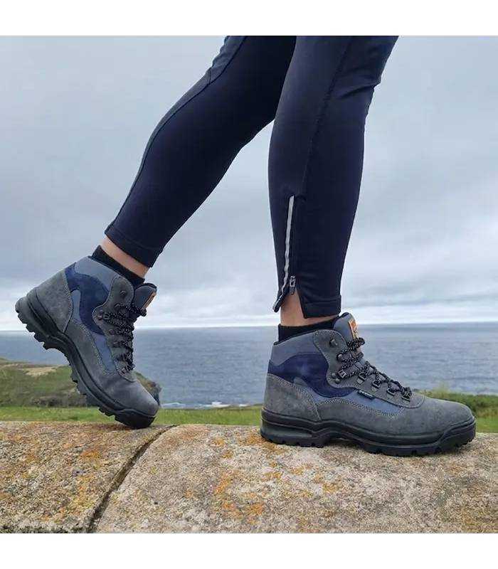 Notton, Botas senderismo mujer serraje azul puestas