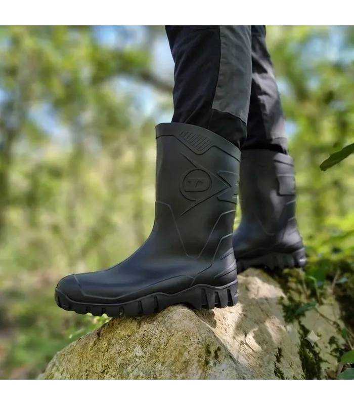Katiuskas, botas de agua media caña negras de Dunlop puestas