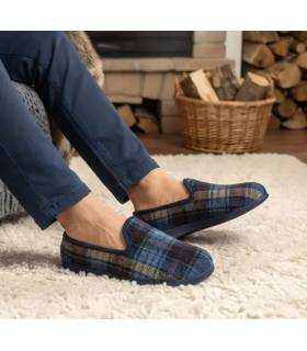 Zapatillas clásicas de cuadros azules con lana de Pelusin puestas