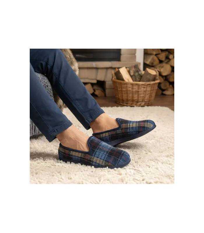 Zapatillas clásicas de cuadros azules con lana de Pelusin puestas
