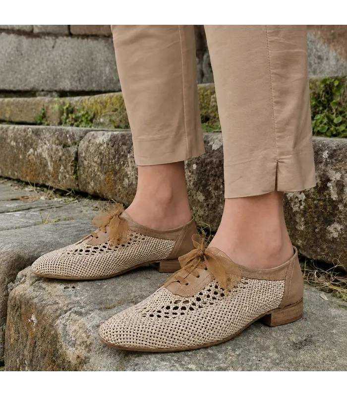 Zapatos de mujer con cordones Lisbona de Nival puestos