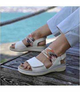 sandalias mujer de Treintas comodas de piel puestas conpantalon blanco de rebajas