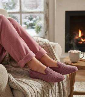 Clásicas zapatillas de casa muje Flavia pana de Pelusin puestas