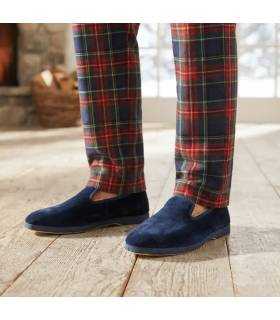 Zapatillas casa azul cerrada para hombre de Pelusin puestas con pijama de cuadros