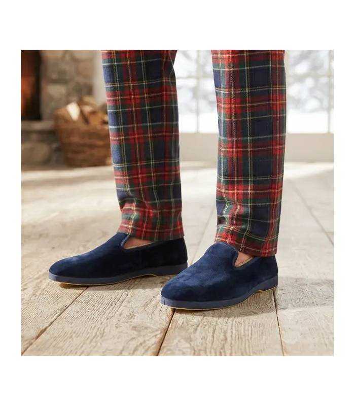 Zapatillas casa azul cerrada para hombre de Pelusin puestas con pijama de cuadros