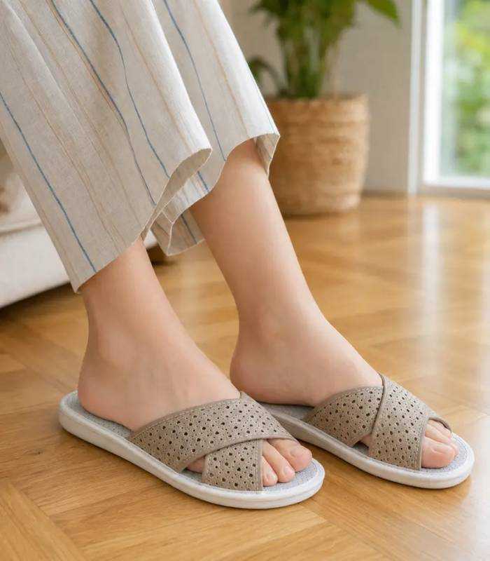 Zapatillas casa mujer verano Gomus parquet beige puestas