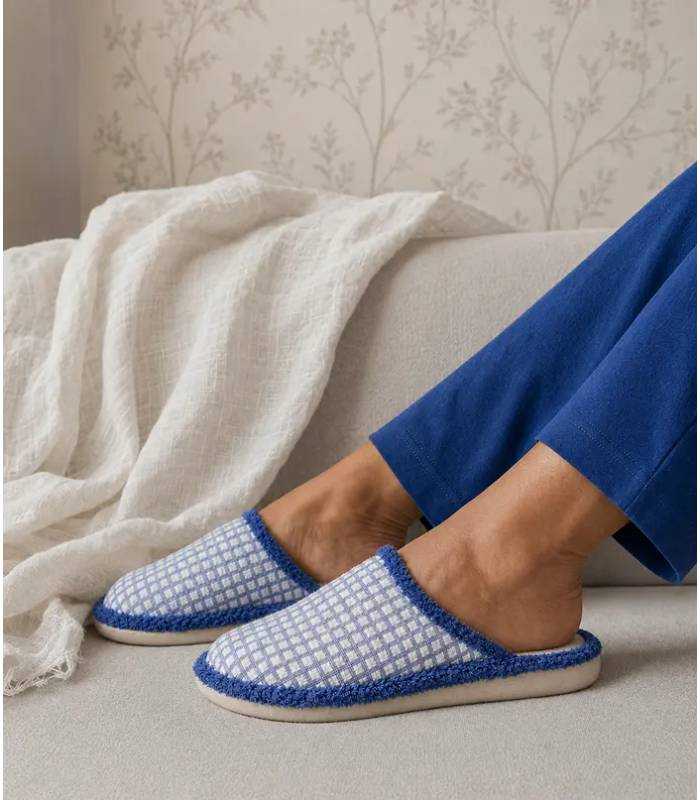Zapatillas casa mujer verano abiertas Gomus azul kigeras y frescas puestas