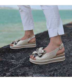 Sandalias mujer cuña cómodas Chika10 piel combinada con pantalon blanco puestas ahora de rebajas