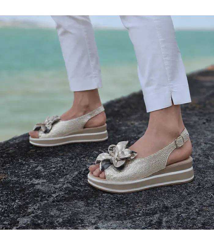 Sandalias mujer cuña cómodas Chika10 piel combinada con pantalon blanco puestas ahora de rebajas