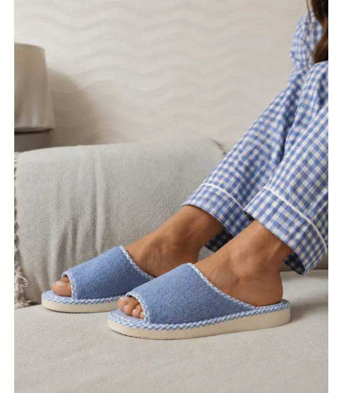Zapatillas casa mujer verano frescas y ligeras de Pelusin azules puestas