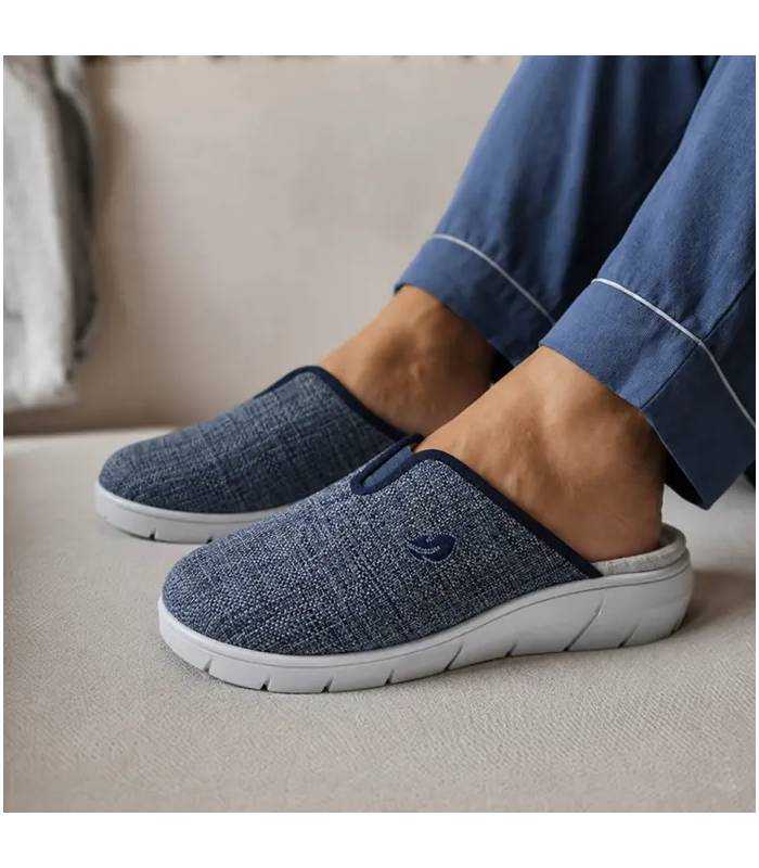 Zapatillas casa mujer verano Plumaflex abiertas atrás azules puestas combinadas con pijama azul