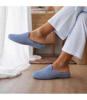 Zapatillas casa mujer rizo azul descalzas de Gema Garcia combinadas con pijama de rayas puestas