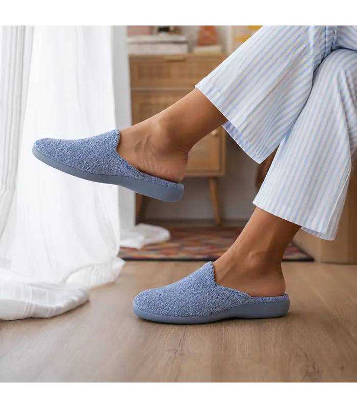 Zapatillas casa mujer rizo azul descalzas de Gema Garcia combinadas con pijama de rayas puestas