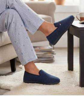 zapatillas para casa comodas y frescas azules de hombre puestas con pijama fabricadas por Cabrera