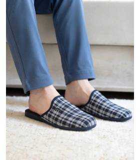Zapatillas casa cuadros azules descalzas para verano de Garrido Muro puestas