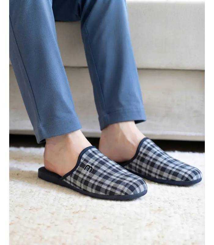 Zapatillas casa cuadros azules descalzas para verano de Garrido Muro puestas