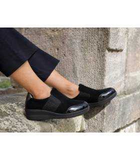 zapatos de invierno mujer con cuña de rebajas puestos con pantalon negro