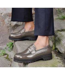 Mocasínes piel charol topo de Pepe Menargues para invierno de rebajas
