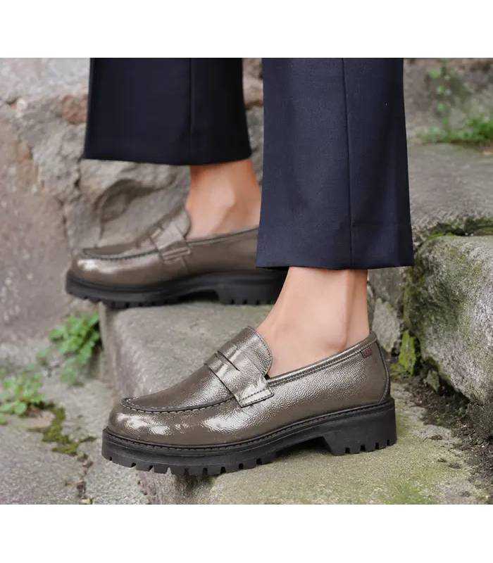 Mocasínes piel charol topo de Pepe Menargues para invierno de rebajas