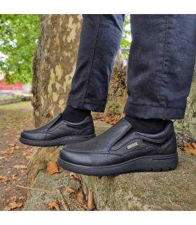 Zapatos mocasínes impermeables de piel negrtos comdos  de Luisetti puestos con pantalon negro