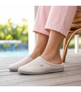 Zapatillas casa mujer beige plantilla extraíble Plumaflex puestas con pijama rosa