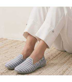 Zapatillas casa mujer rayas marineras de Garrido Muro de verano puestas con pijama blanco