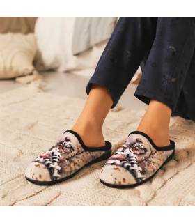 Zapatillas invierno mujer hadas de Gema García puestas con pijama azul
