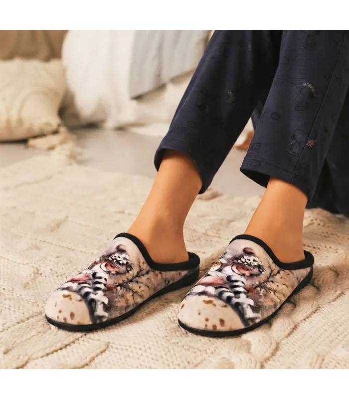 Zapatillas invierno mujer hadas de Gema García puestas con pijama azul