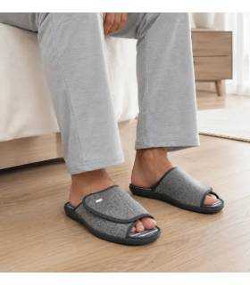 hombre posando con zapatillas de casa con cierre de velcro grises puestas para verano