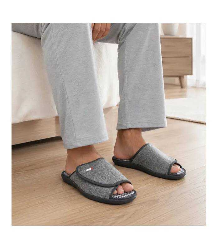 hombre posando con zapatillas de casa con cierre de velcro grises puestas para verano