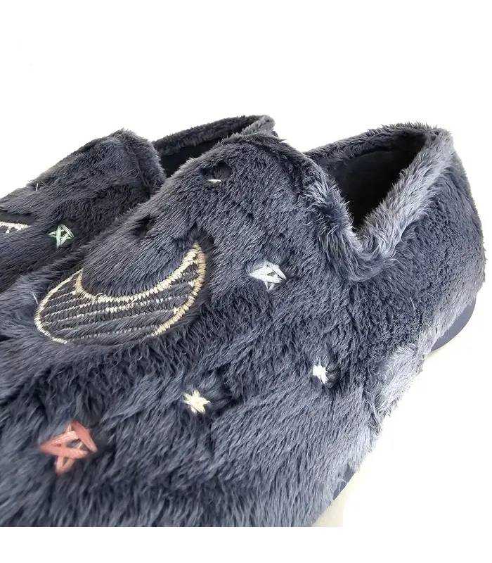 detalle bordados luna estrellas