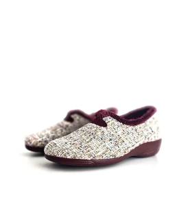 Vista frontal de zapatillas de casa Cabrera jaspeadas con ribete granate de pelito