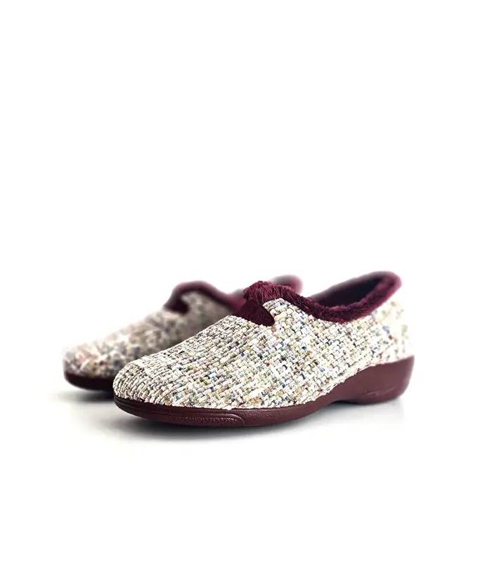 Vista frontal de zapatillas de casa Cabrera jaspeadas con ribete granate de pelito