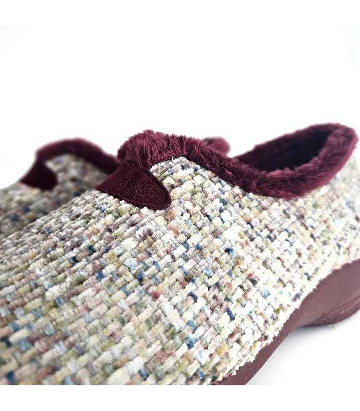 Detalle del tejido jaspeado y elástico granate de las zapatillas Cabrera para mujer
