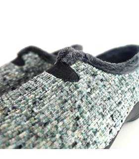 Detalle del tejido jaspeado y elástico negro de las zapatillas Cabrera 5647