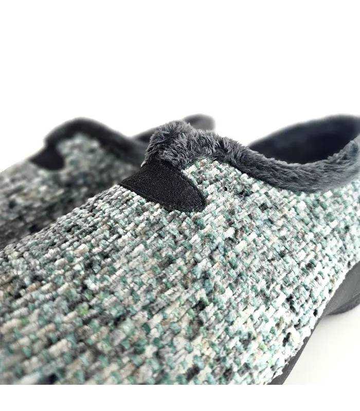 Detalle del tejido jaspeado y elástico negro de las zapatillas Cabrera 5647