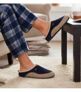 Zapatillas hombre casa descalzas azul beige de Cabrera para invierno puestas