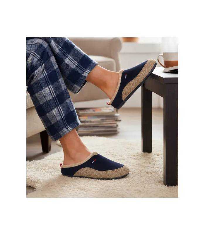 Zapatillas hombre casa descalzas azul beige de Cabrera para invierno puestas