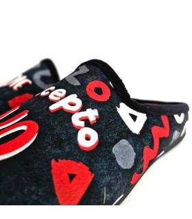 Detalle del mensaje y tejido negro de las zapatillas de casa Cabrera
