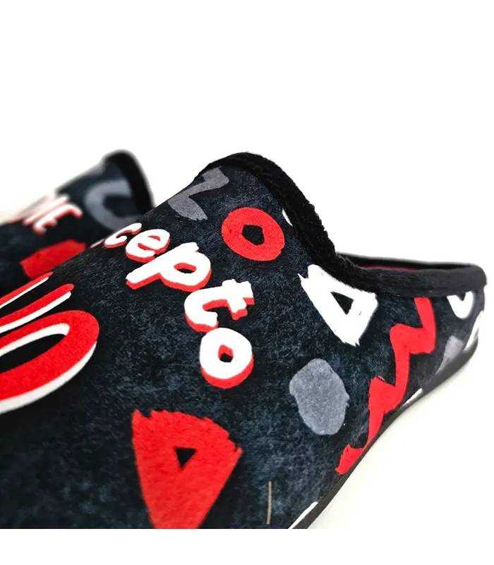 Detalle del mensaje y tejido negro de las zapatillas de casa Cabrera