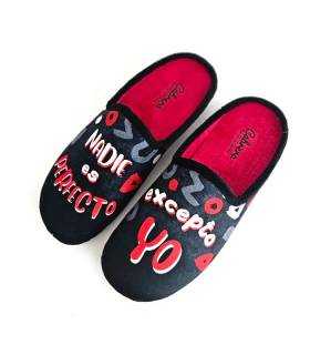 Vista superior de zapatillas divertidas de hombre con frase Nadie es perfecto excepto yo