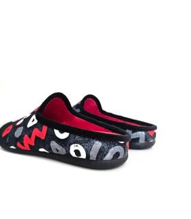 Vista trasera de zapatillas de casa destalonadas con interior textil rojo