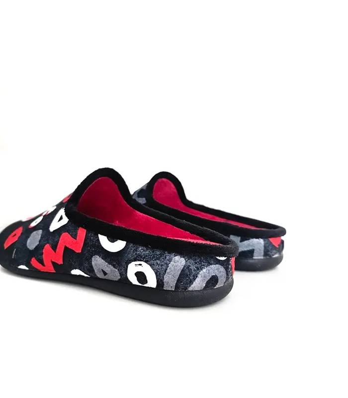 Vista trasera de zapatillas de casa destalonadas con interior textil rojo