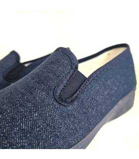 Detalle del tejido de lona azul y elástico lateral de las zapatillas Alcalde para mujer