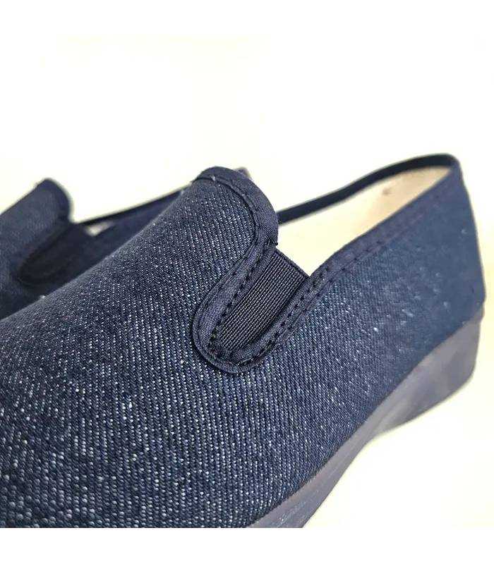 Detalle del tejido de lona azul y elástico lateral de las zapatillas Alcalde para mujer