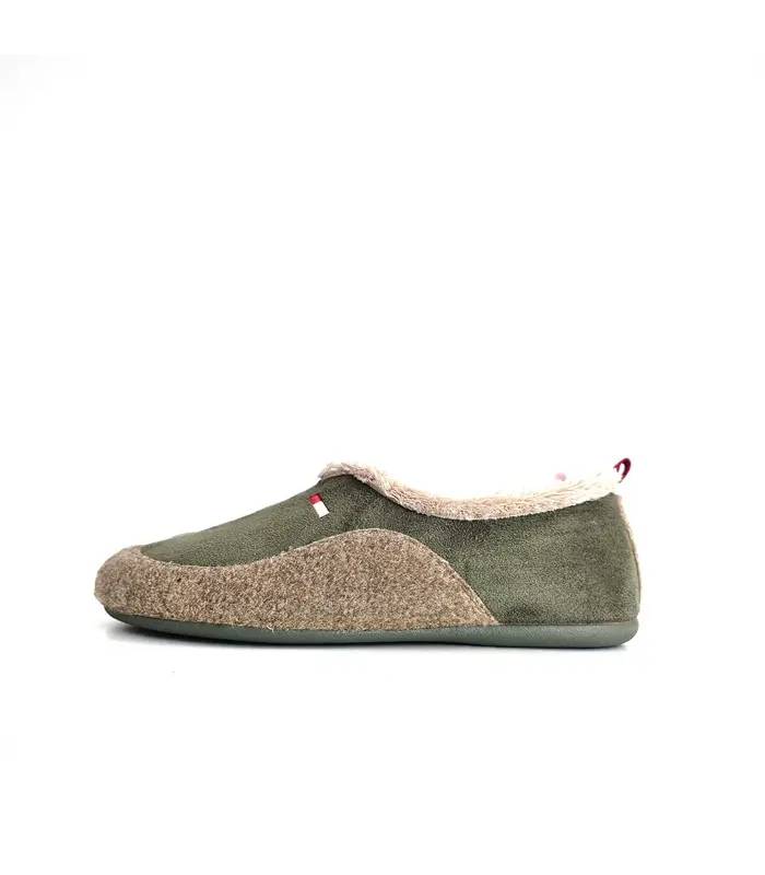 Perfil lateral de zapatilla de casa cerrada para hombre Cabrera Bamara con piso antideslizante
