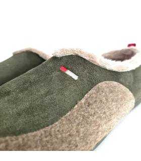 Detalle del textil verde kaki y beige de zapatilla de casa hombre Cabrera fabricada en España