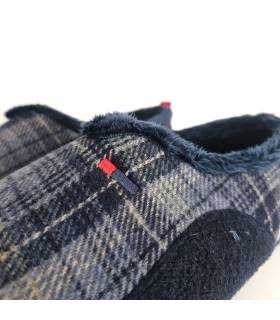Detalle del tejido de cuadros azul marino en zapatillas de casa de hombre Cabrera fabricadas en España